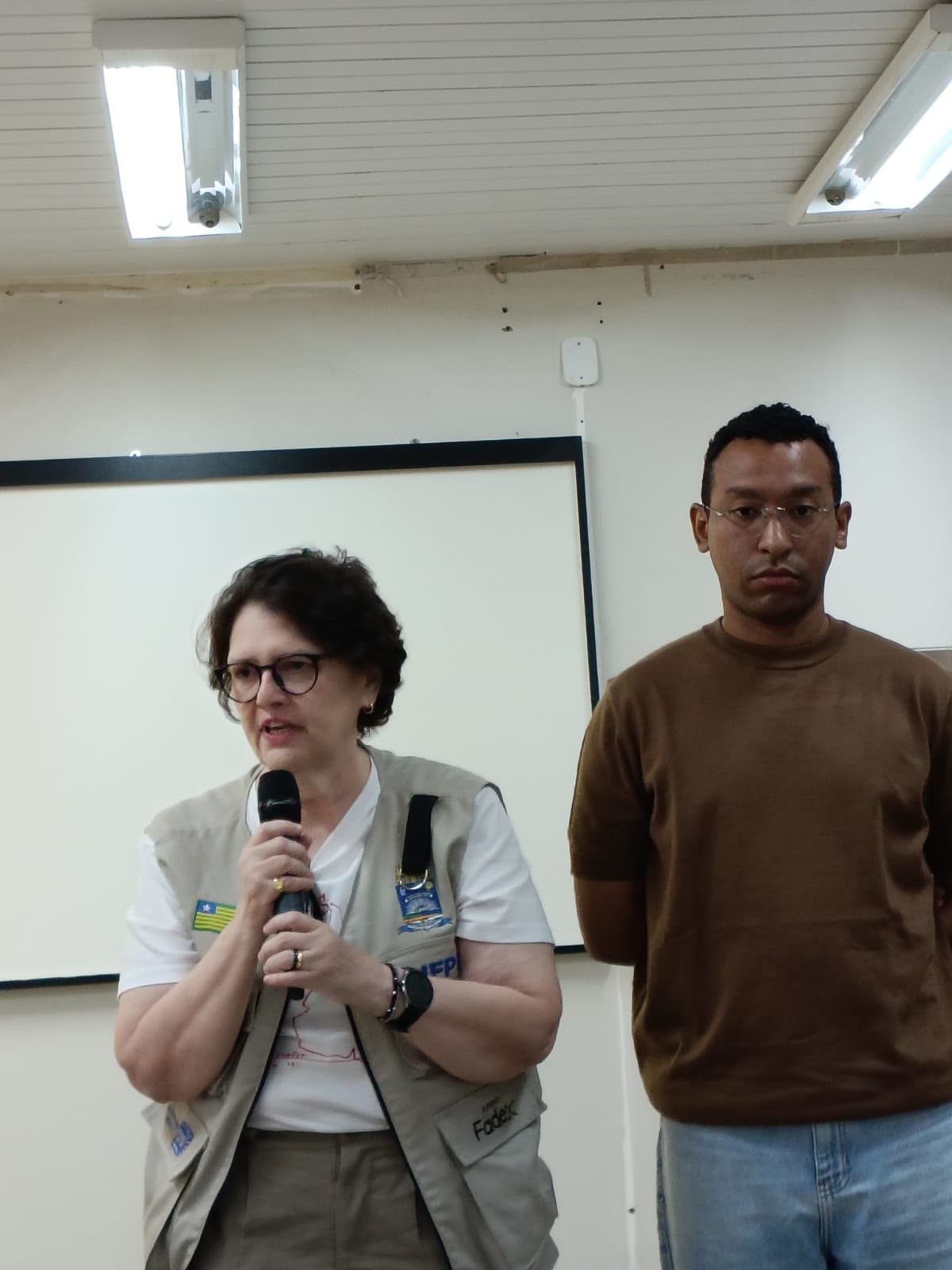 Jaqueline Dourado, servidora da UFPI, durante apresentação