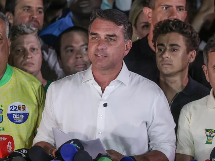 Flávio visita Bolsonaro após derrota para Lula