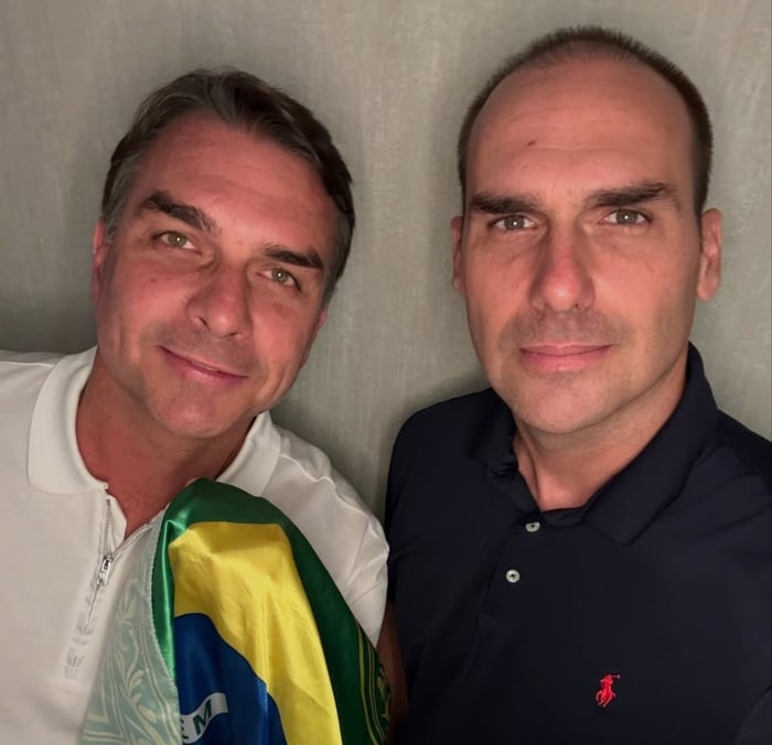 Eduardo Bolsonaro publica foto com Flávio nos Estados Unidos
