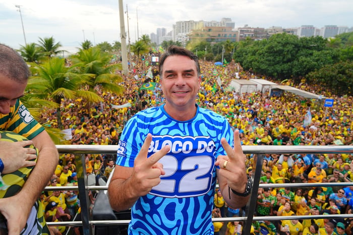 Flávio Bolsonaro diz que pedirá anulação da eleição