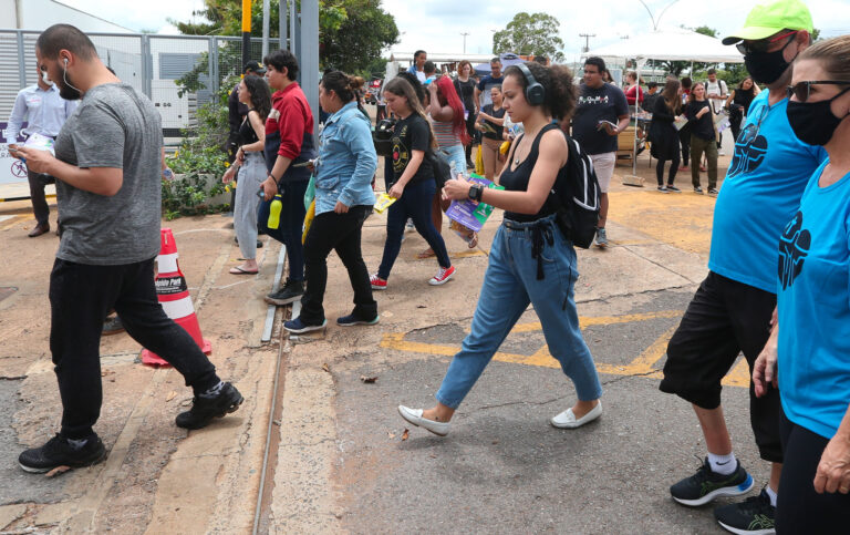 Estudantes entram em local de aplicação de prova do ENEM 2023