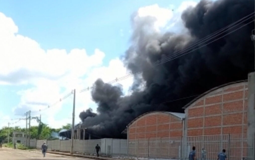 Incêndio numa fábrica em Teresina