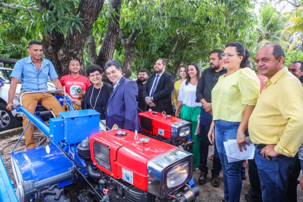 Governo entrega microtratores e kits de irrigação a agricultores do Piauí