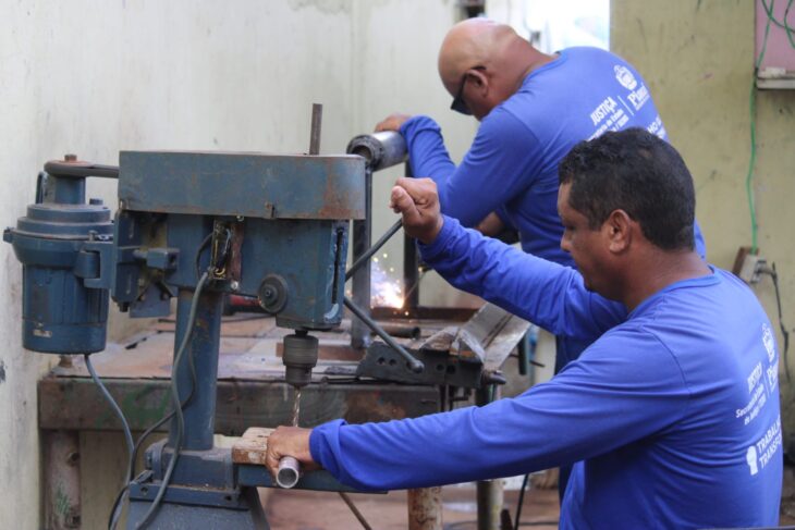 Detentos trabalham na área da metalurgia na Cadeia Pública de Altos