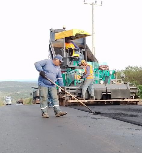 DER-PI realiza serviços de pavimentação asfáltica em rodovias do sul do Estado