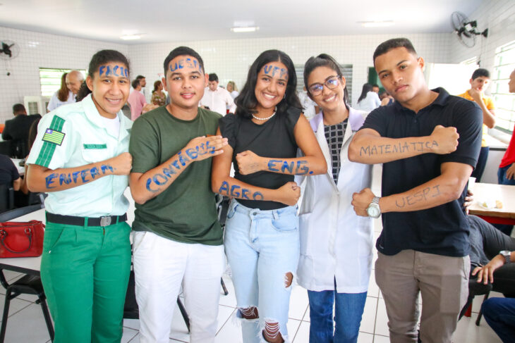 Estudantes do Ceti Dirceu Mendes Arcoverde celebram aprovações para as universidades