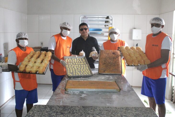 Reeducandos da Penitenciária Regional de Oeiras produzem pães para a APAE do município