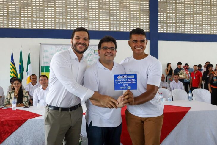 Rafael Fonteles e Washington Bandeira visitam escola e homenageiam alunos de Castelo do Piauí