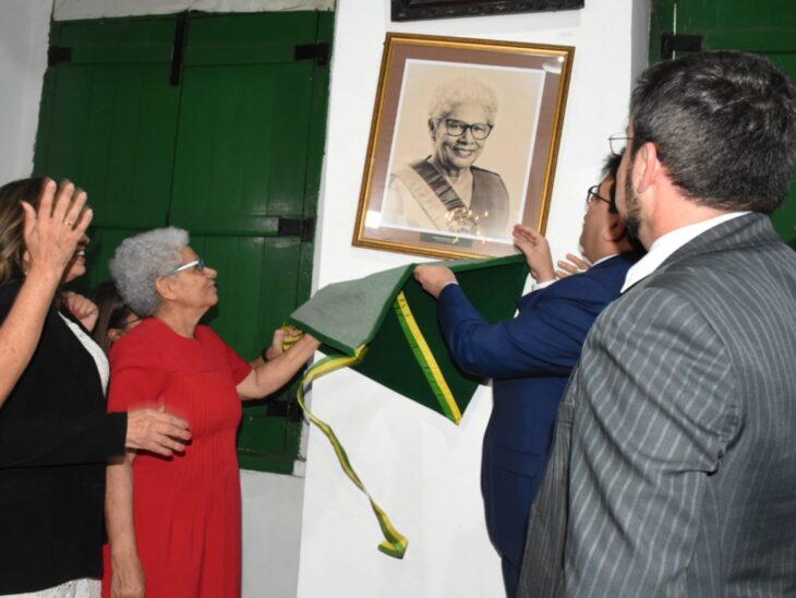 Rafael ressalta importância de Regina Sousa ao participar de aposição da foto da ex-governadora