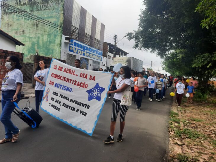 Escola promove caminhada pela conscientização do autismo em Teresina