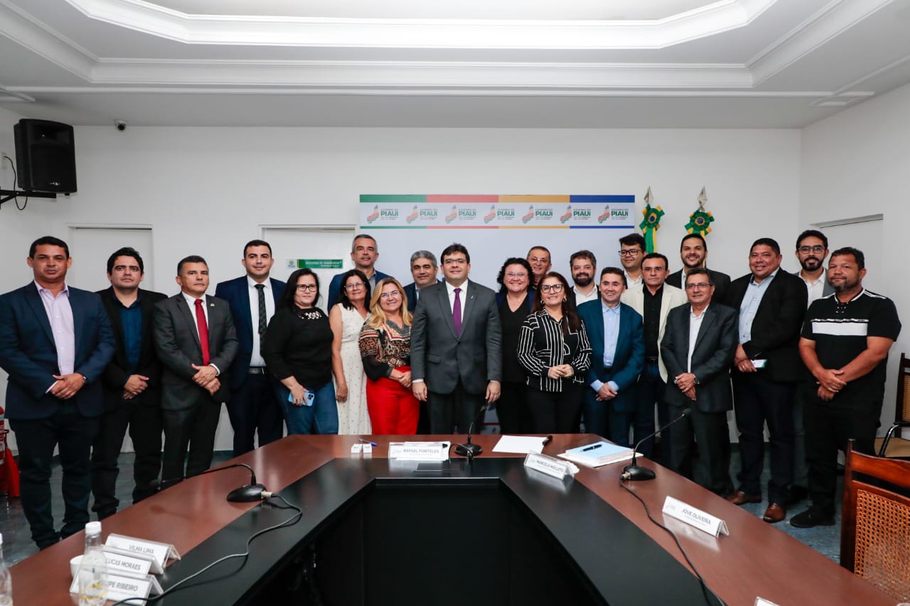 Rafael Fonteles recebe prefeitos no Karnak e propõe parcerias e ações para os municípios