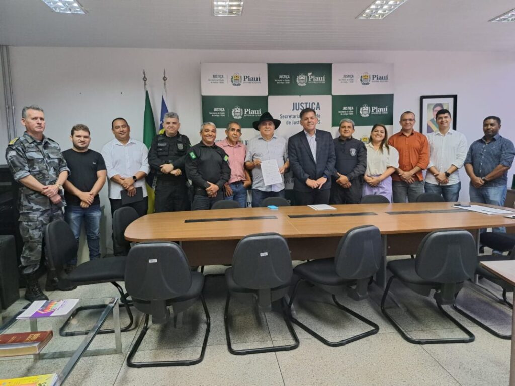 Secretário de Justiça assina ordem de serviço para reforma da Colônia Agrícola Major César Oliveira, em Altos.