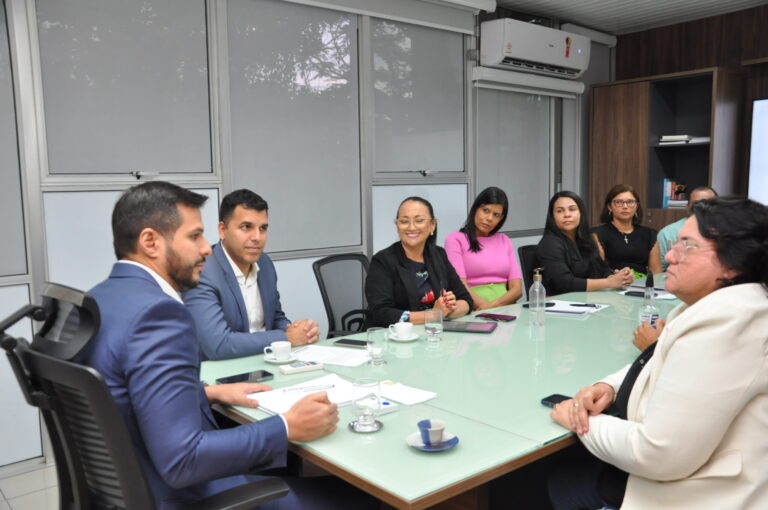 Seduc e Prefeitura de Piripiri firmam parceria para ampliação do transporte escolar