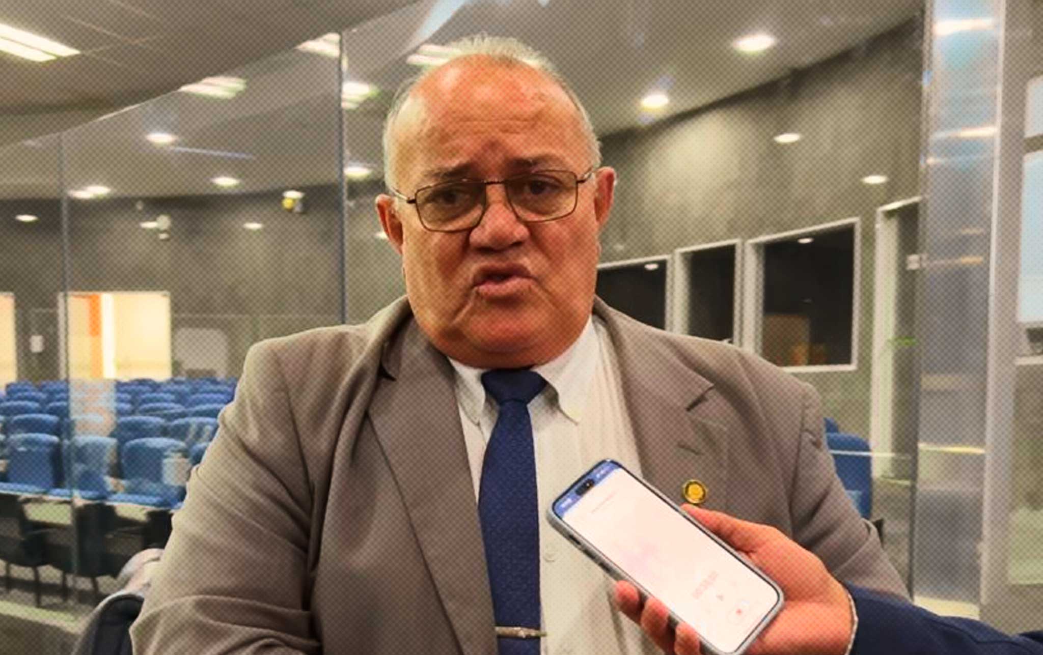 O líder do prefeito, Antônio José Lira, é fotografado durante sessão na Câmara Municipal de Teresina, discutindo sobre a reforma administrativa proposta pelo prefeito Dr. Pessoa.