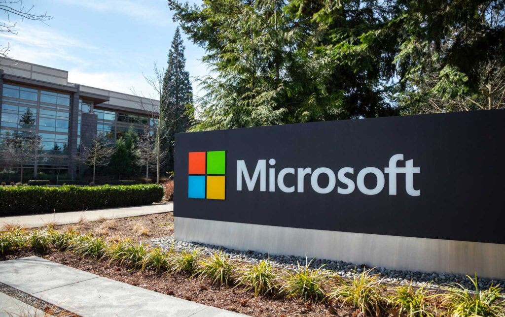 Fachada de uma das sedes da Microsoft com o logotipo da empresa