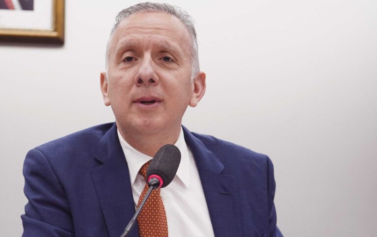 Deputado Aguinaldo Ribeiro discursando na comissão da Câmara sobre a reforma tributária