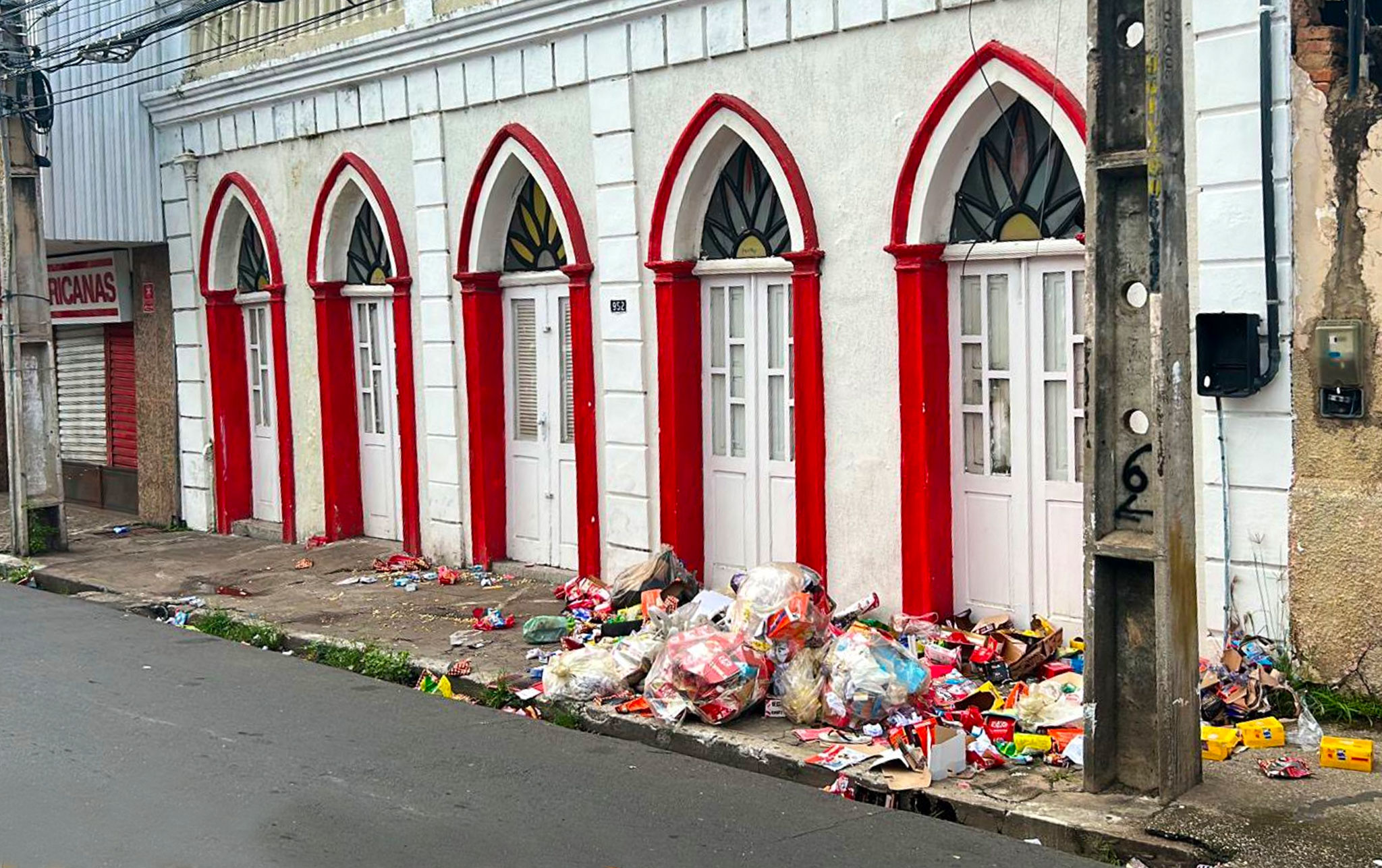 Lixo se acumula em meio a paralização dos trabalhadores da limpeza urbana. Gastos da prefeitura com coleta de lixo cresceram 400% em 4 anos.