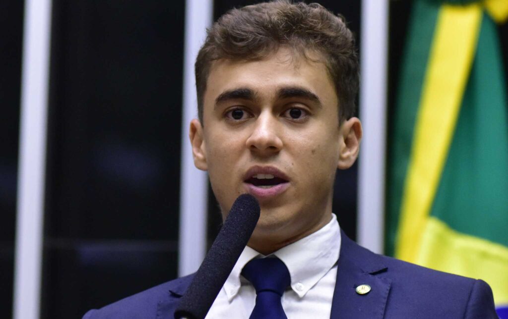 🚨 Deputado Nikolas Ferreira pede prisão do ex-ministro do GSI, General Gonçalves Dias, após vídeo revelar sua presença no Palácio do Planalto durante invasão.