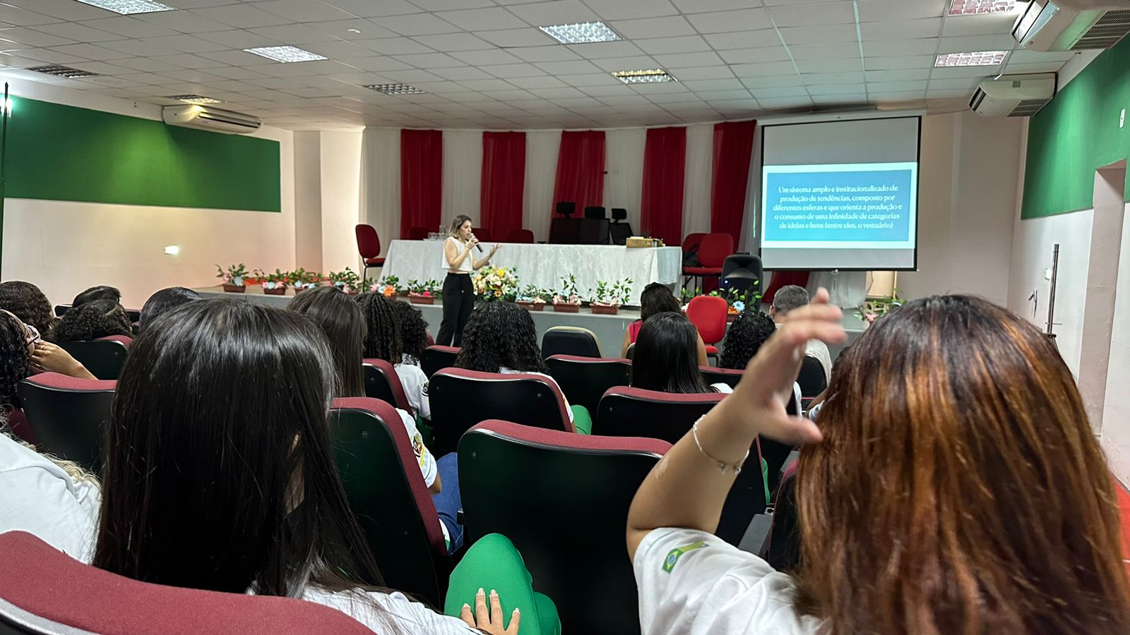 Escola estadual ganha laboratório de corte e costura para curso técnico em Produção de Moda