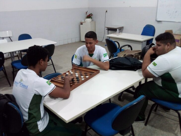 Partidas de xadrez despertam o raciocínio lógico de estudantes do CEEP Calisto Lobo, em Floriano