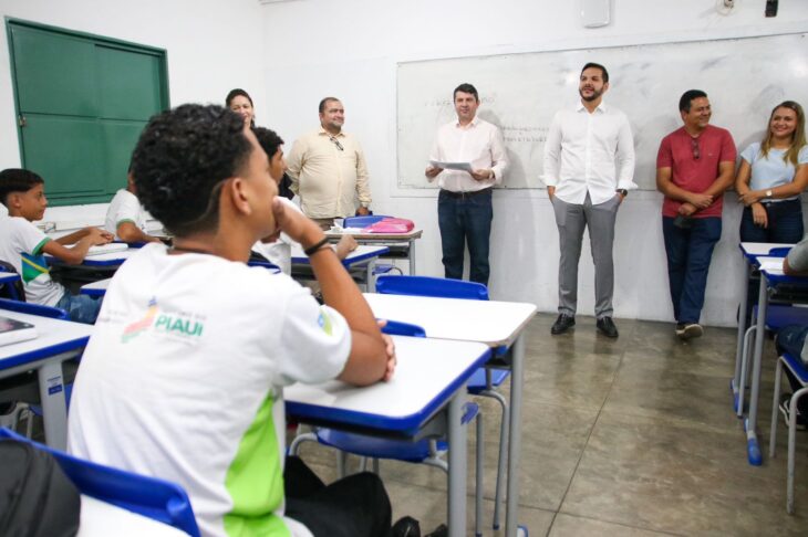 Secretário da Educação acompanha dia letivo da Unidade Escolar Santa Inês, em Teresina