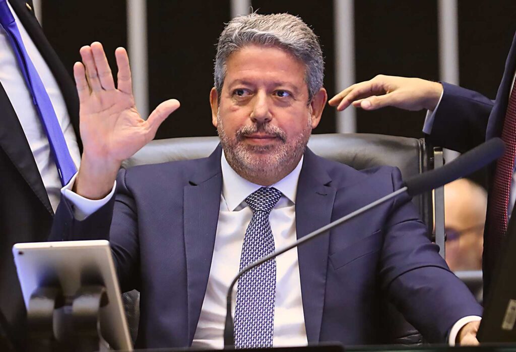 Arthur Lira faz críticas ao modo como o presidente Lula se relaciona com a Câmara