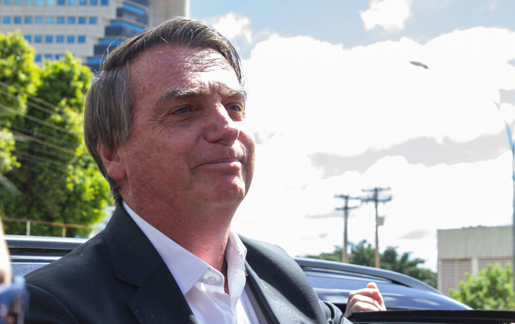 Polícia Federal faz busca no endereço de Bolsonaro e prende ex-assessores