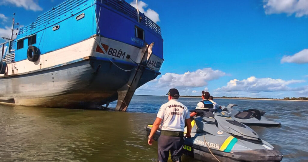 Uma embarcação foi apreendida neste domingo (21) após encalhar na Ilha do Pontal das Armas, localizada na divisa entre os estados do Ceará e Piauí.