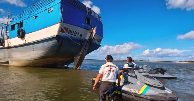 Uma embarcação foi apreendida neste domingo (21) após encalhar na Ilha do Pontal das Armas, localizada na divisa entre os estados do Ceará e Piauí.