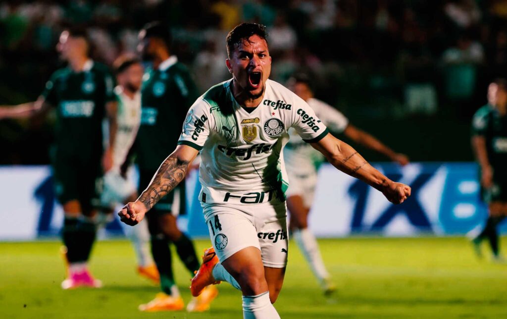 De goleada, Palmeira vence Goiás por 5 a 0. Na foto, artur comemora o gol.