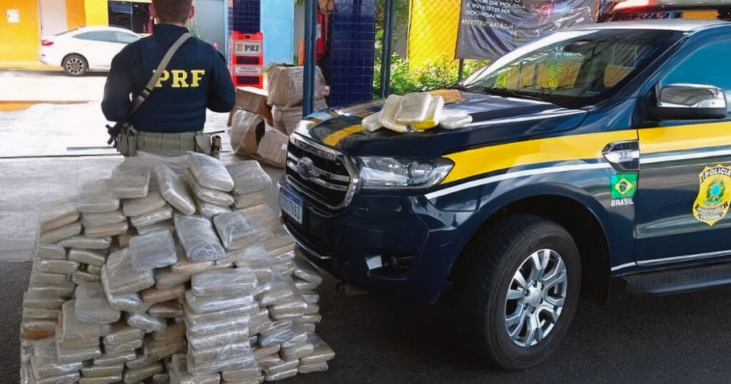 PRF apreende quase 230 kg de drogas em Piripiri. Destino, segundo a Polícia, era a cidade de Picos. Motorista que transportava a droga foi preso em flagrante.