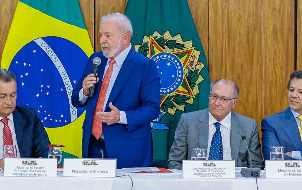 Lula ingressa com ação no STF para contestar privatização da Eletrobras