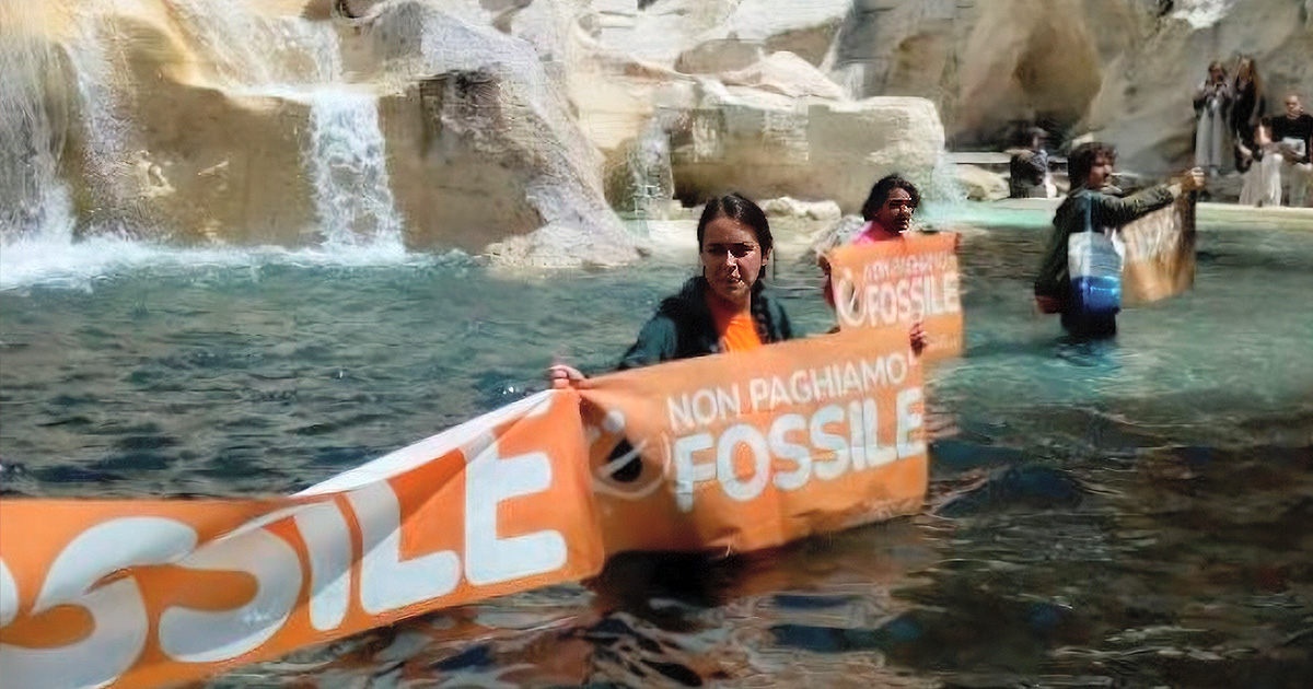 Manifestantes protestaram em Roma neste domingo(21) e "tingiram" a Fontana di Trevi de preto.