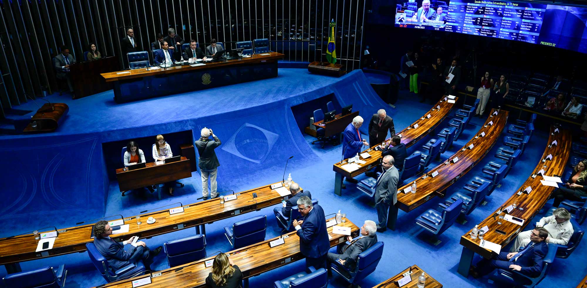 Plenário do Senado Federal: tapete azul, poucos senadores durante a votação da nova política de reajuste do salário mínimo