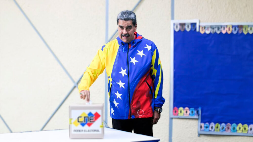 Maduro vota durante eleições na Venezuela