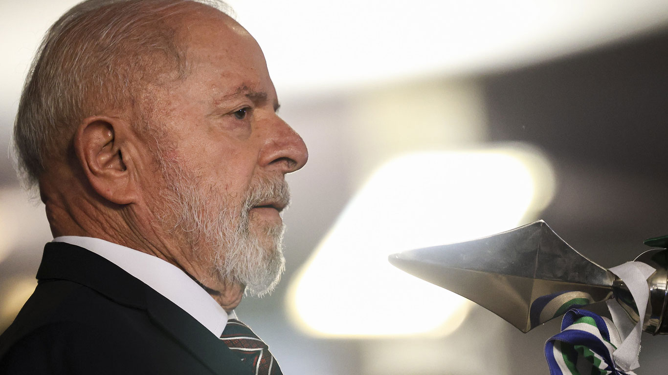 Presidente Lula, em foto no Alvorada, de terno preto, observa atento