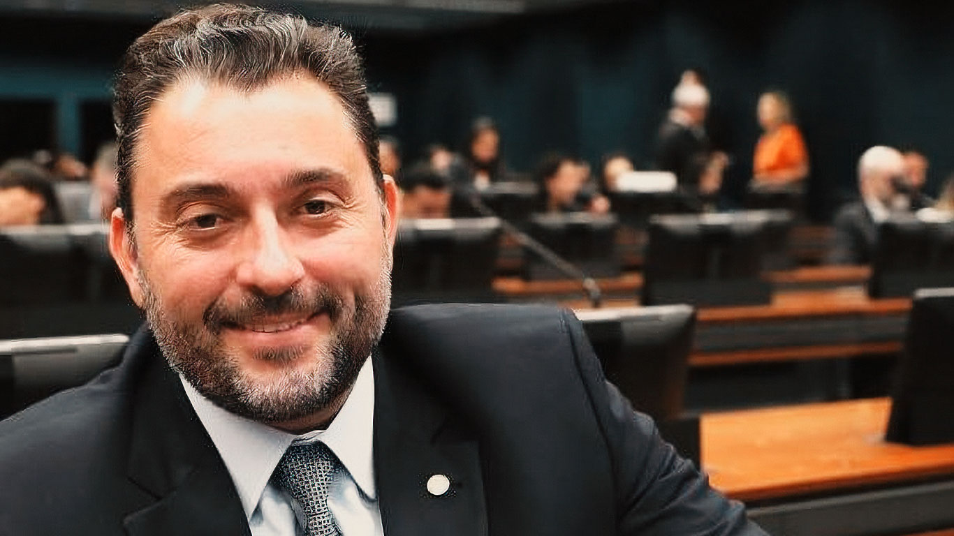 deputado federal átila filho, de terno