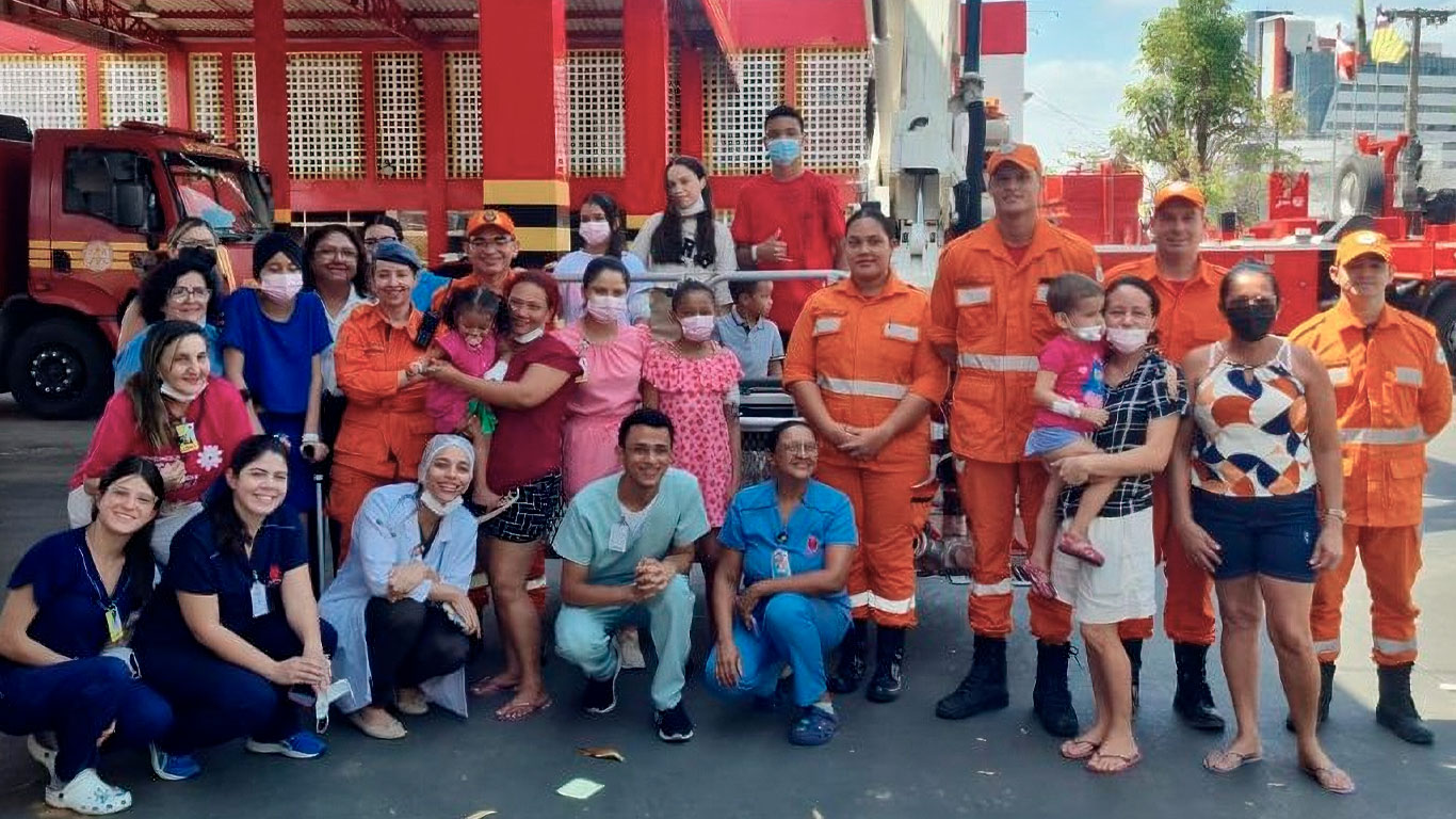 Crianças em tratamento contra o câncer visitam o Corpo de Bombeiros em Teresina