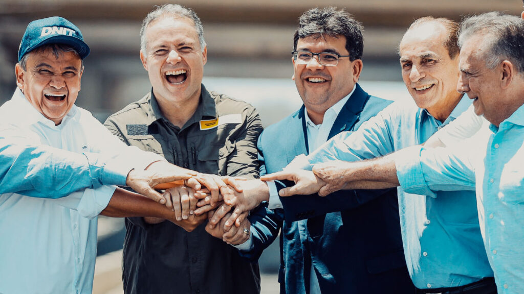 Rafael Fonteles, Wellington Dias, Marcelo Castro e Flávio Nogueira, de mão dadas, sorriem durante inauguração do rebaixamento da BR