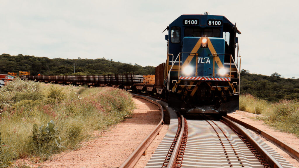 Trem se desloca sobre os trilhos da Transnordestina