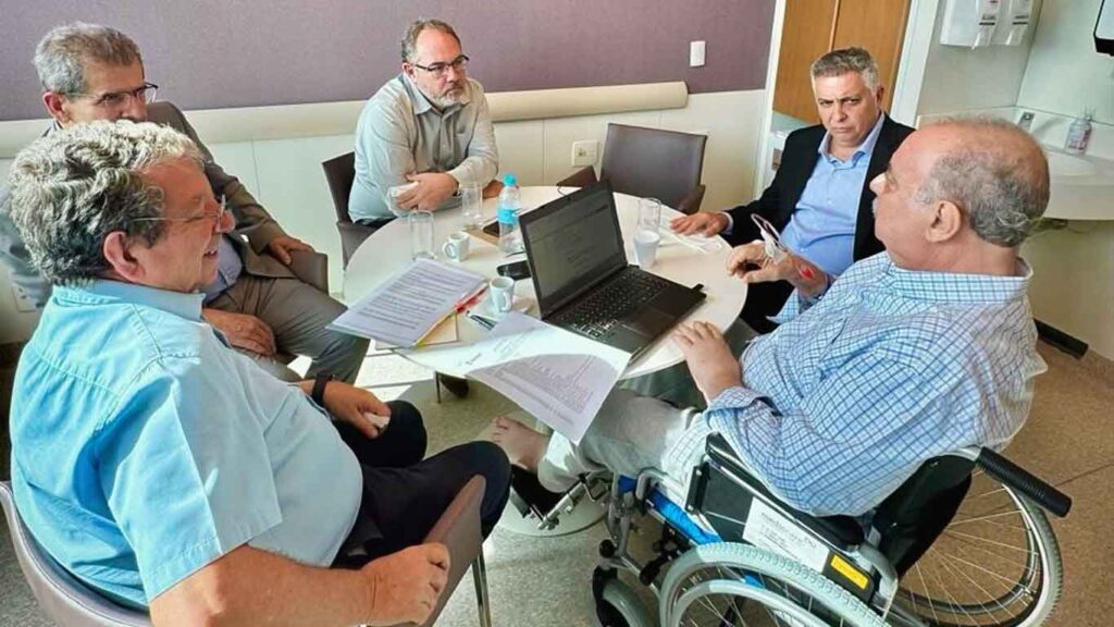 Fuad Noman recebe alta hospitalar. Na foto, em uma reunião política, durante recuperação