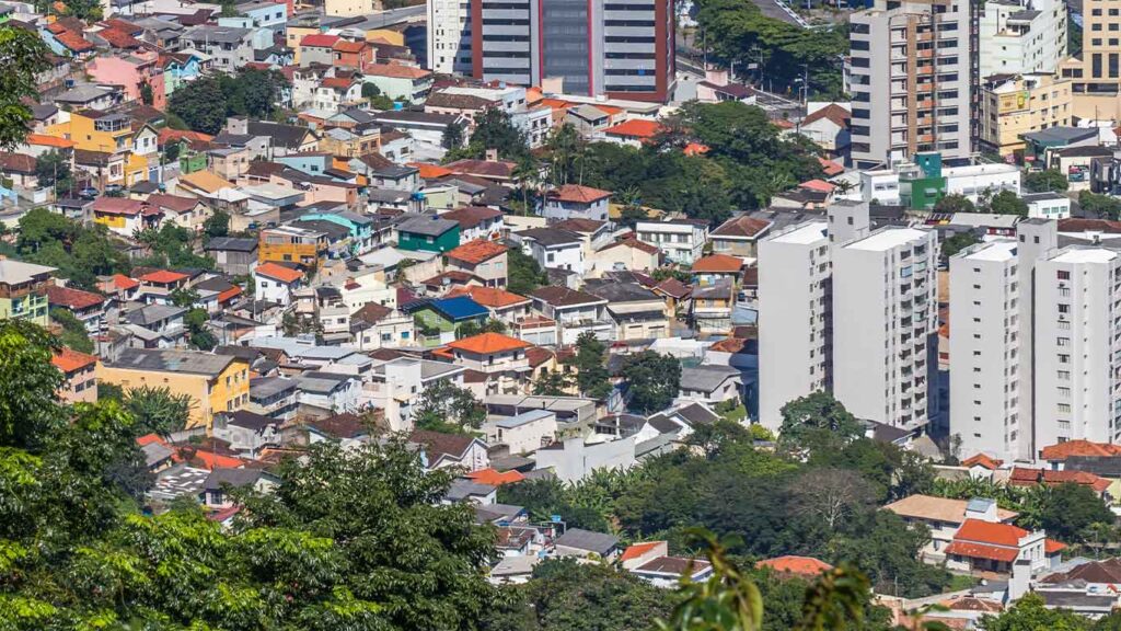 Prédios residenciais em Florianópolis simbolizando o aumento de aluguéis no Brasil