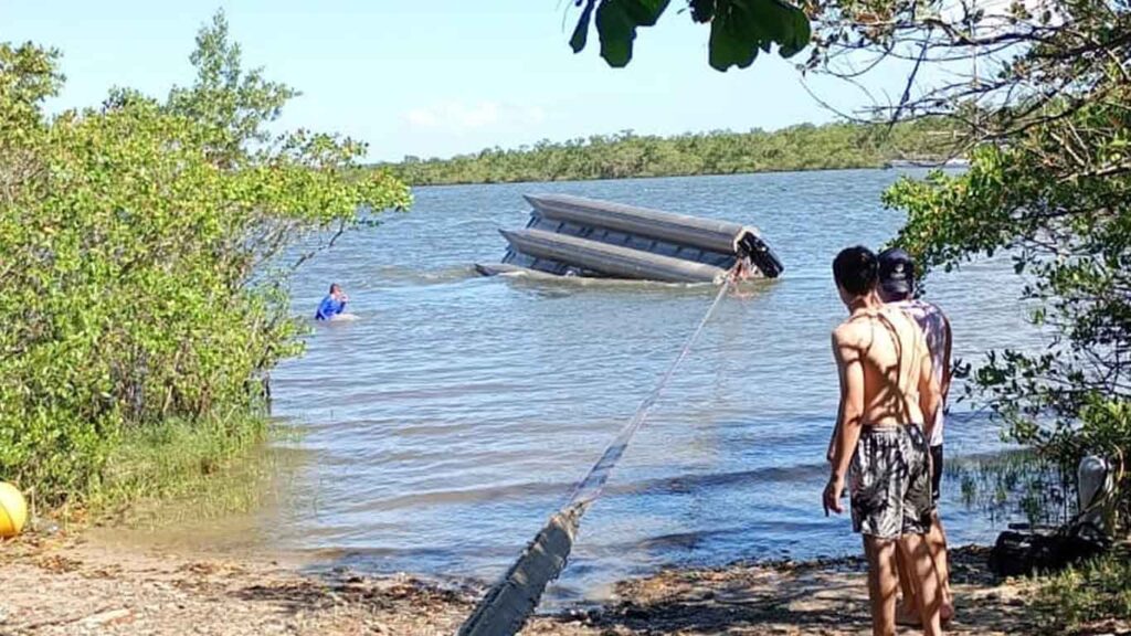 Catamarã virado na Praia do Capri em São Francisco do Sul após o naufrágio.