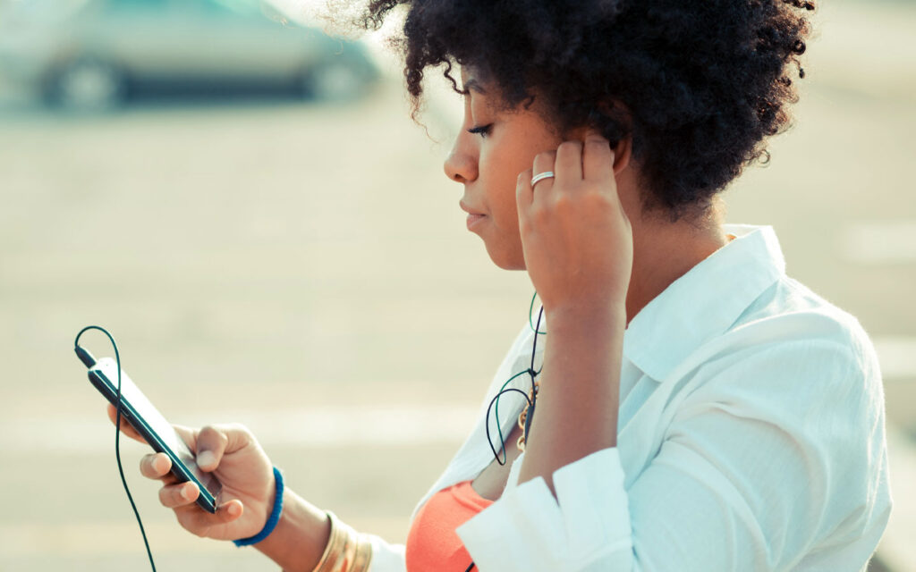 Mudanças da Anatel em planos de celular podem impactar direitos dos consumidores a partir de 2025.