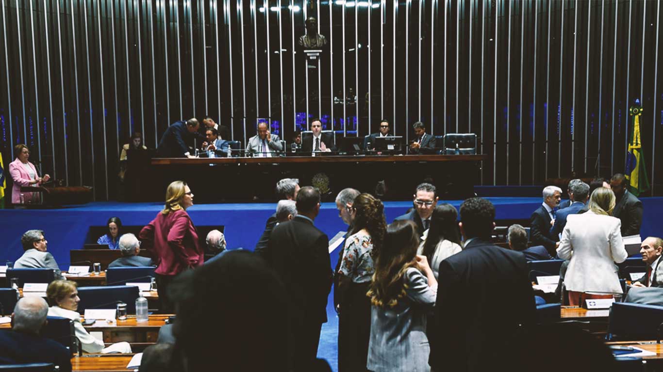 Senadores votando na aprovação dos indicados ao Banco Central no plenário.