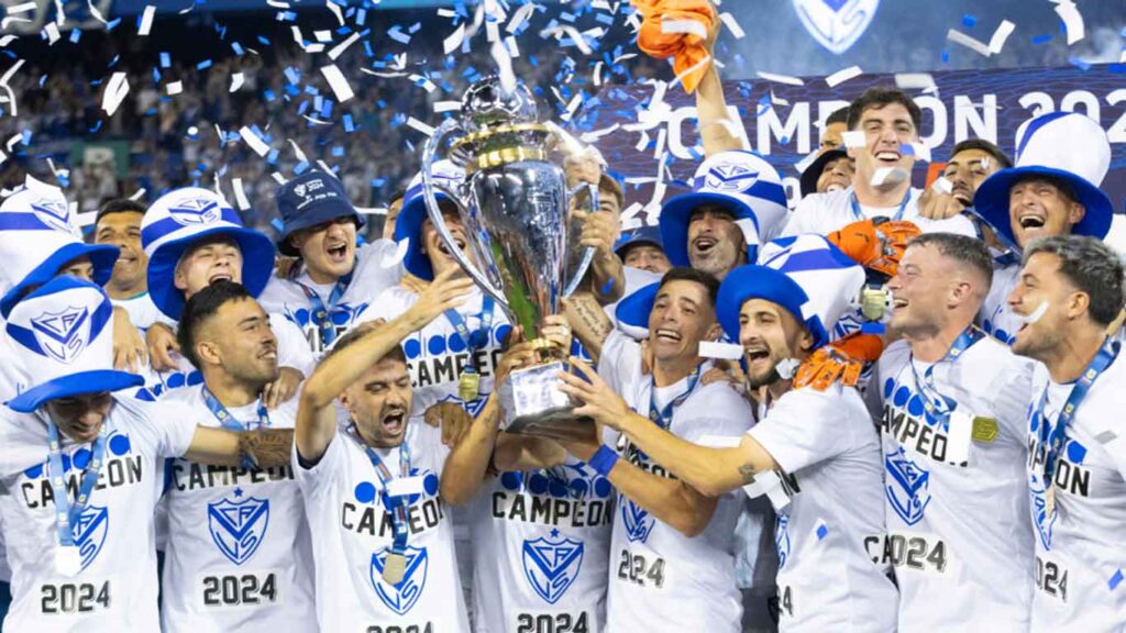 ogadores do Vélez Sarsfield comemorando o título do Campeonato Argentino 2024 no Estádio José Amalfitan