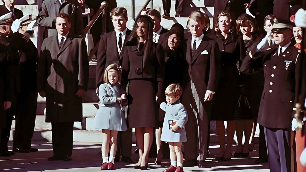 Jacqueline Kennedy e seus dois filhos durante o funeral do esposo, o presidente Kennedy, morte em 222 de novembro de 1963.