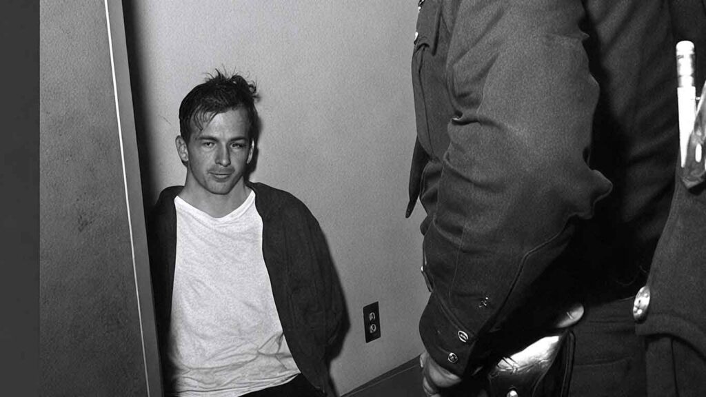 Lee Harvey Oswald, apontado como responsável pelo assassinato de John Kennedy, durante sua custódia no Texas.