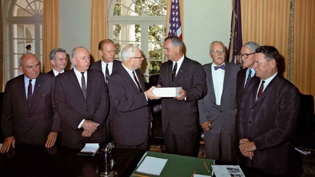 Registro do encontro dos Membros da Comissão Warren e do presidente Lyndon Johnson, na Casa Branca, durante entrega do relatório sobre o assassinato de John Kenney.