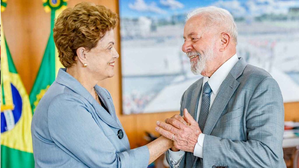 Dilma Roussef ao lado de Lula. Ex-presidente sofreu impeachment por pedala fiscal.